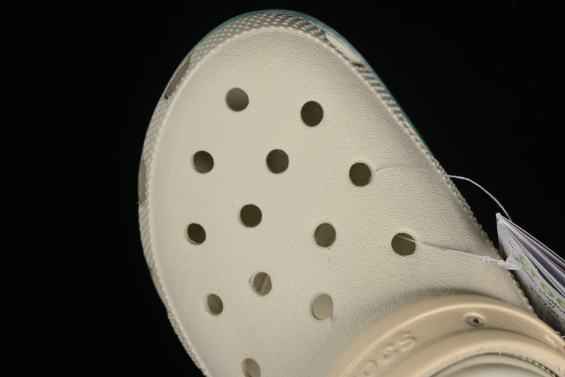 Crocs Classic Clog Cloud Retro Sandals with Adjustable Heel Strap - B.D4