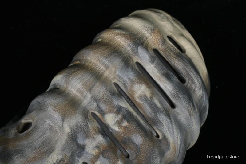 Crocs Classic Clog Slip-On Beach Sandals with Ventilation Holes - B.D4