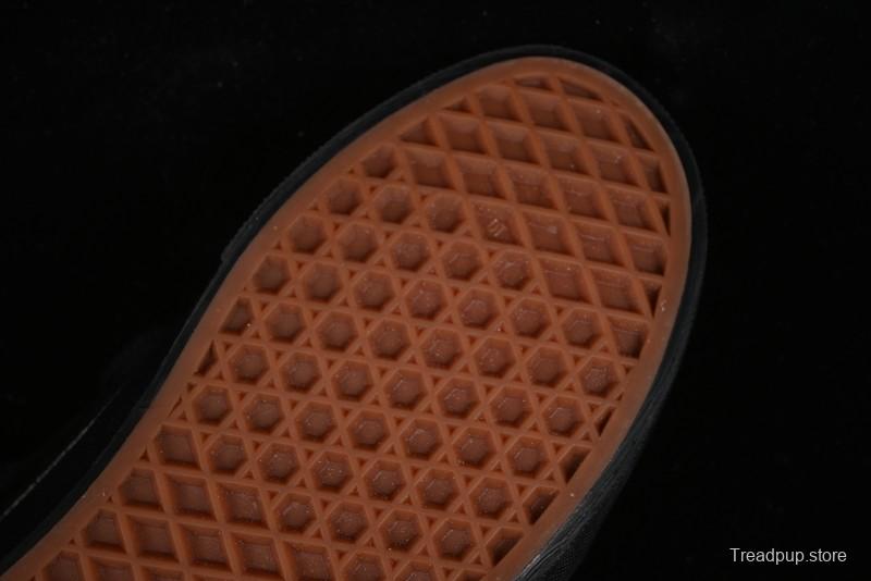 Vans Knu Skool Low Top Retro Casual Vulcanized Slip-On Shoes in Black - VN000CRPBMA