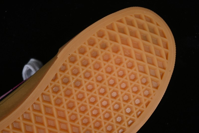 Vans Classics Knu Skool Vulcanized Skate Shoes in Black & Pink - VN0014QC0BV